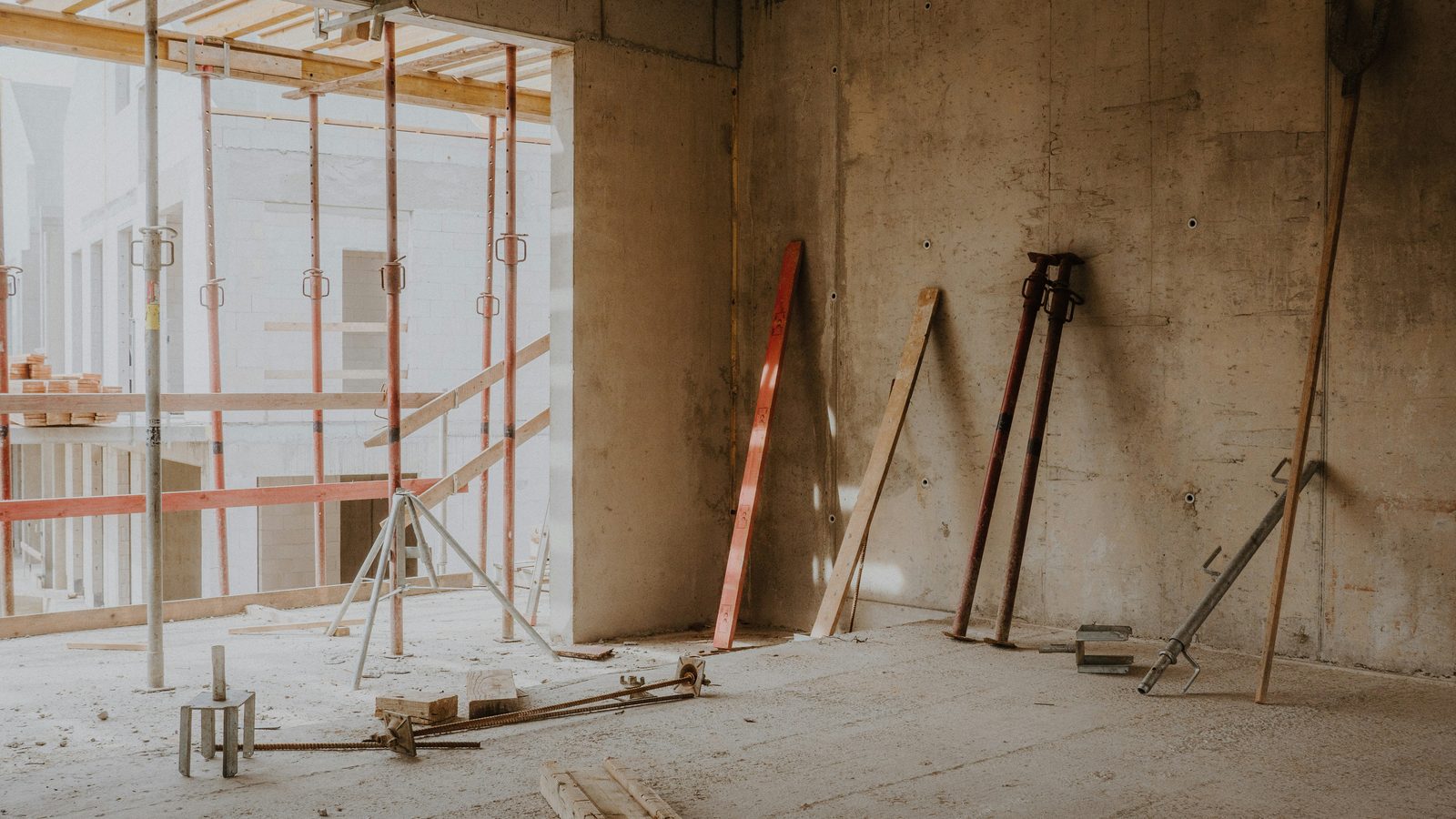 Betonirunkoinen sisätila tuentapylväineen — tyypillinen kohde matalan tilan paalutukselle.