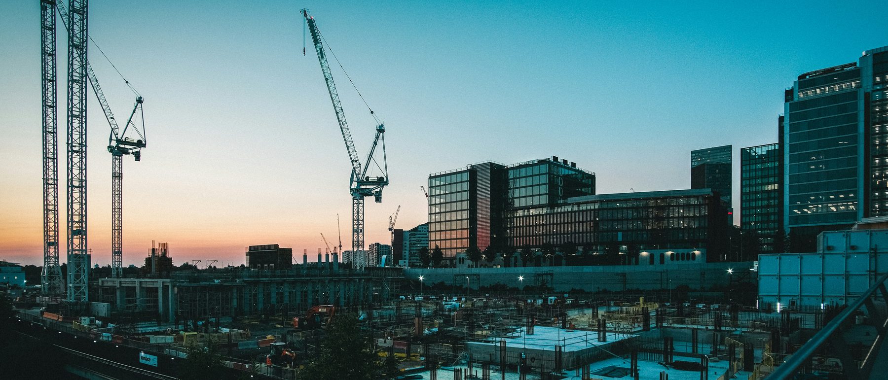 Rakennustyömaa illalla.